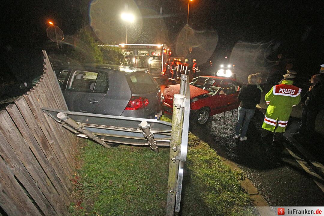 Feuerwehr muss Mitfahrer nach Vorfahrtsunfall befreien