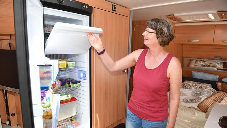 Auf Komfort muss beim Campen nicht verzichtet werden: Ute Schütte zeigt ihren gut gefüllten Kühlschrank samt Gefrierfach. Foto: Ronald Rinklef