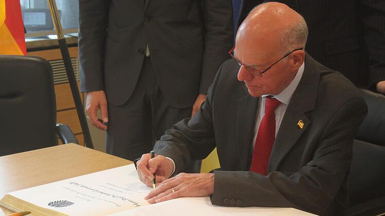 Zuvor trug sich Lammert ins goldene Buch des Landkreises ein.  Foto: Jann Weckel