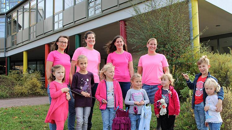Alexandra Schlothauer, Barbara Schubert, Michaela Queck undBritta Slowik (v.l.) organisieren den Kinderkleiderbasar seit sieben Jahren in Bad Brückenau. Julia Raab