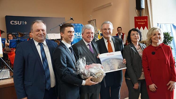 Volker Bouffier wird mit fr&auml;nkischen Spezialit&auml;ten verabschiedet. Von links:  Walter Nussel, CSU Kreistagsfraktion Erlangen-H&ouml;chstadt, Stefan M&uuml;ller, Volker Bouffier, Joachim Herrmann,  Ute Salzner und  Alexandra Wunderlich