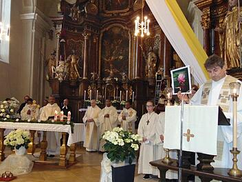 Pfarrer Andreas Hornung zeigt die Lotusblume, das Jubiläumsbild  für   Pater Jimmy. Petra Malbrich