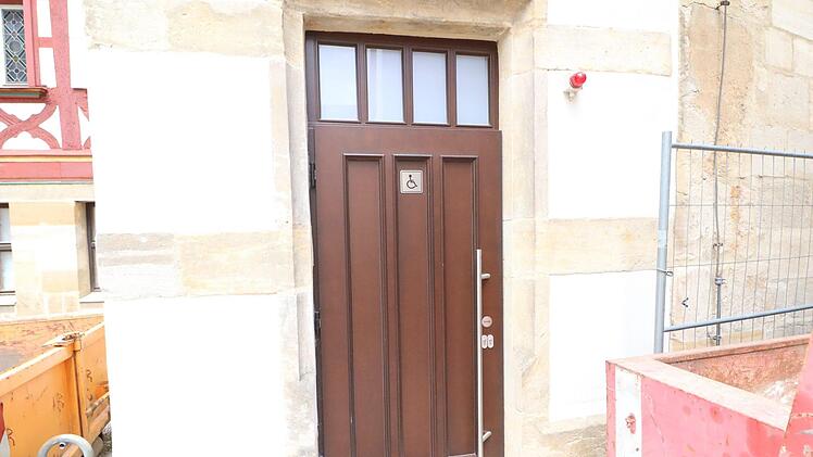 Der Zugang zur Behindertentoilette am Rathaus in Forchheim Foto: Josef Hofbauer