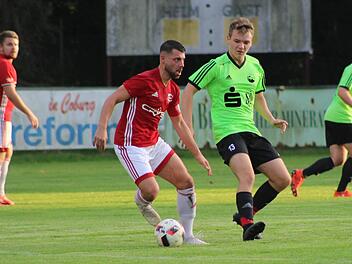 Bosporus-Kapit&auml;n Dominik Testa (links) - hier im Duell mit Dennis Kolb vom FC Coburg - rettete seinem Klub mit einem Treffer zuletzt einen Punkt beim VfB Einberg.  Foto: Hartmut Guhling