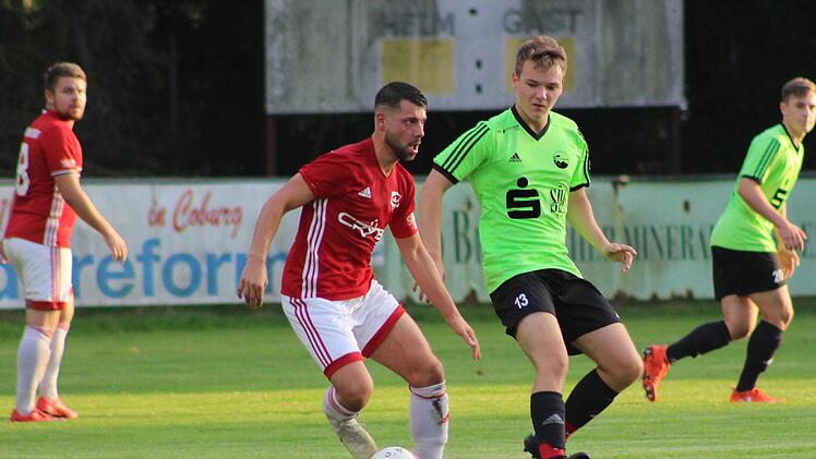 Bosporus-Kapit&auml;n Dominik Testa (links) - hier im Duell mit Dennis Kolb vom FC Coburg - rettete seinem Klub mit einem Treffer zuletzt einen Punkt beim VfB Einberg.  Foto: Hartmut Guhling