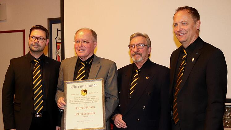 Volker Höfer, Lorenz Galster stolz mit Urkunde, sein  Laudator und Freund Paul Gütle, Johannes Nagengast (von links) Foto: Johanna Blum