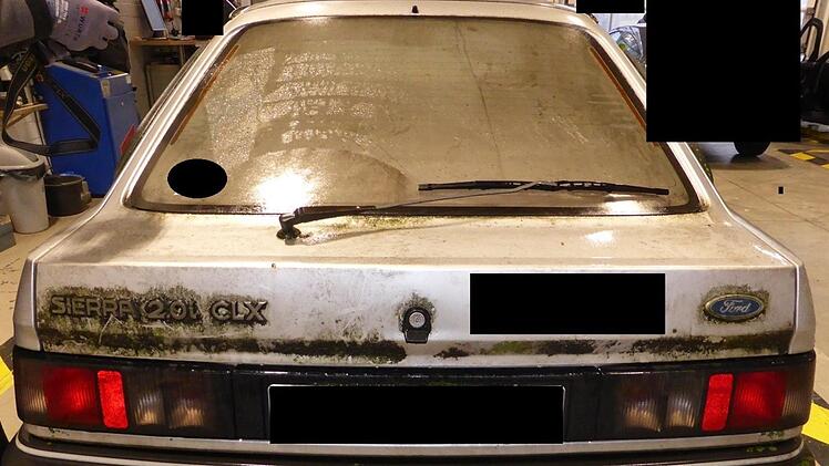 Der alte Ford wird immer gr&uuml;ner: Ein mit Moos &uuml;bers&auml;tes Auto hat die Dortmunder Polizei aus dem Verkehr gezogen. Foto: Polizei Dortmund