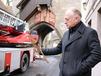 Bürgermeister Helmut Blank betrachtet das morsche Stück Holz vom Jörgentor. Thomas Malz