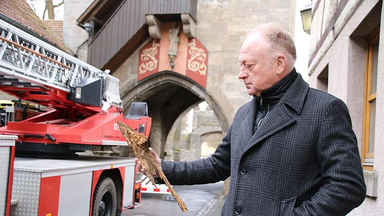 Bürgermeister Helmut Blank betrachtet das morsche Stück Holz vom Jörgentor. Thomas Malz
