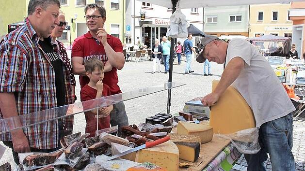 Beim "K&auml;s-Mann" hatten die Besucher wieder die Qual der Wahl. Foto: Evi Seeger