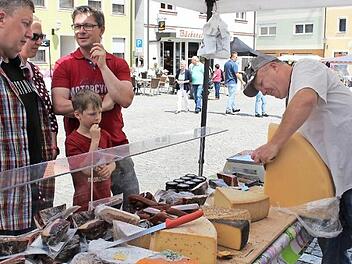 Beim "Käs-Mann" hatten die Besucher wieder die Qual der Wahl. Foto: Evi Seeger