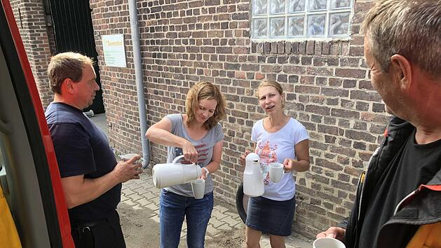 Die Feuerwehrleute zeigten sich dankbar f&uuml;r die Verpflegung am Rande des Einsatzes. Foto: Freiwillige Feuerwehr Issum