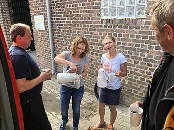 Die Feuerwehrleute zeigten sich dankbar für die Verpflegung am Rande des Einsatzes. Foto: Freiwillige Feuerwehr Issum