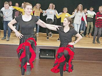 Celine und Luisa studierten mit den Unterstufenschülern des Kaspar-Zeuß-Gymnasiums Kronach einen Cancan ein. Foto: Heike Schülein