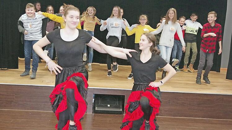Celine und Luisa studierten mit den Unterstufenschülern des Kaspar-Zeuß-Gymnasiums Kronach einen Cancan ein. Foto: Heike Schülein