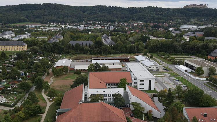 Alles kann, nichts muss: Ob der Verwaltungscampus auf der Lauterer Höhe zwischen Altbau (vorne) und der Straßenmeisterei (hinten) einen Neubau bekommt, wird sich erst nach kritischer Prüfung im Laufe des  Jahres entscheiden. - Foto: Novotnystudios