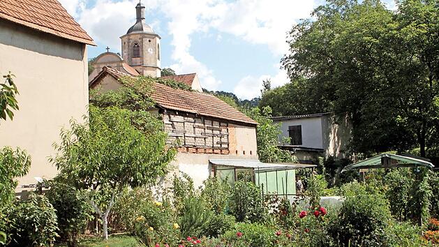 Idyllisch liegt der Gem&uuml;segarten der Prappacher Familie Reinhardt mitten im Ort; dahinter ist die Michaelskirche zu sehen.  Fotos: G&uuml;nther Geiling