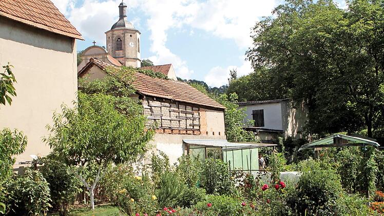 Idyllisch liegt der Gemüsegarten der Prappacher Familie Reinhardt mitten im Ort; dahinter ist die Michaelskirche zu sehen.  Fotos: Günther Geiling