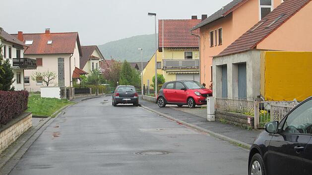 In der Gartenstraße wird nach Meinung eines Anliegers zu schnell gefahren und auch verkehrsbehindernd geparkt. Der Gemeinderat erwägt den Kauf eines Geschwindigkeitsmessgeräts. Foto: Winfried Ehling