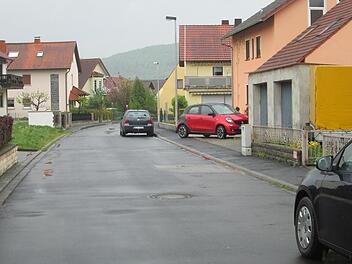 In der Gartenstraße wird nach Meinung eines Anliegers zu schnell gefahren und auch verkehrsbehindernd geparkt. Der Gemeinderat erwägt den Kauf eines Geschwindigkeitsmessgeräts. Foto: Winfried Ehling