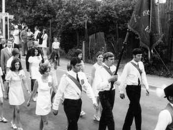Ein Festumzug zum Sportplatz fand bei der 50-Jahr-Feier des TSV Ebenhausen im Jahre 1970 statt. Nun steht mit zweijähriger Pandemie-Verspätung das 100-Jährige an. Foto: Archiv /TSV  Ebenhausen