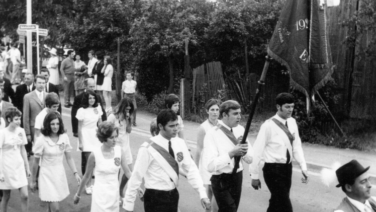 Ein Festumzug zum Sportplatz fand bei der 50-Jahr-Feier des TSV Ebenhausen im Jahre 1970 statt. Nun steht mit zweijähriger Pandemie-Verspätung das 100-Jährige an. Foto: Archiv /TSV  Ebenhausen