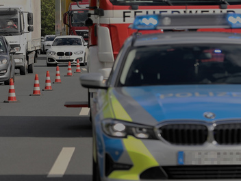 Schwerer Unfall auf A9 mit zwei beteiligten Autos - Motorblock rei&szlig;t bei Aufprall aus Wagen