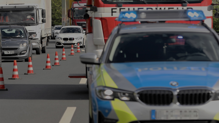 Schwerer Unfall auf A9 mit zwei beteiligten Autos - Motorblock rei&szlig;t bei Aufprall aus Wagen