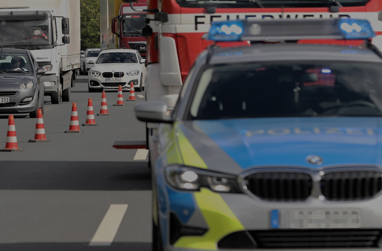 Schwerer Unfall auf A9 mit zwei beteiligten Autos - Motorblock reißt bei Aufprall aus Wagen