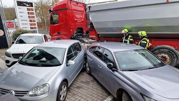 Würzburg: Spektakulärer Unfall in Kist - Lkw knallt vor Bäckerei in drei Autos - "verlor Kontrolle"
