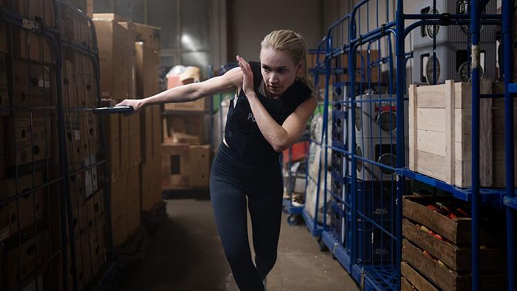 Sarah Kohr (Lisa Maria Potthoff) liefert sich mit dem Amokläufer einen erbitterten Kampf im Supermarkt.