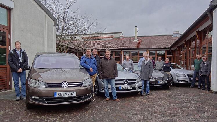 Luxusfahrzeuge mit so genannten Fahrassistenz-Systemen in der Staatlichen Berufsschule: Was dem Fahrer Erleichterung bringt, wird für Kfz-Mechatroniker zur neuen Herausforderung. Jetzt bildeten sich zunächst die Lehrer fort.   Foto: Berufsschule/Kfz-Abteilung