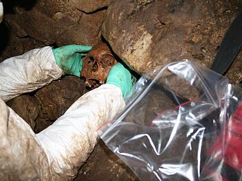 Die Bergung der menschlichen Schädel aus der Schachthöhle erfolgte unter absolut sterilen Bedingungen, um keine DNA zu vermischen.  Foto: Gerhard Gresik