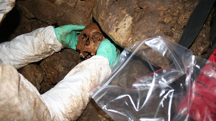 Die Bergung der menschlichen Schädel aus der Schachthöhle erfolgte unter absolut sterilen Bedingungen, um keine DNA zu vermischen.  Foto: Gerhard Gresik