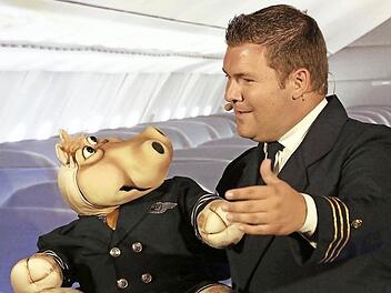 Pierre Ruby als Flugkapitän mit seiner quirligen Stewardess Amanda  Foto: Klaus Gagel