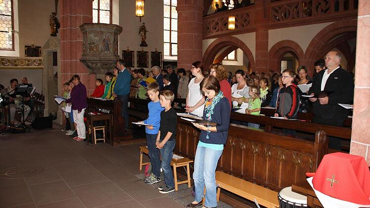 Der Familiengottesdienst machte seinem Namen alle Ehre, er war von Familien für Familien gemacht. Foto: Katharina Becht