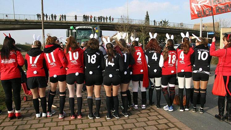 Die Volleyballerinnen von der VG 06 Hirschaid in aparter Choreographie: Wenn Bunnies mal nicht hüpfen... Foto: Werner Baier