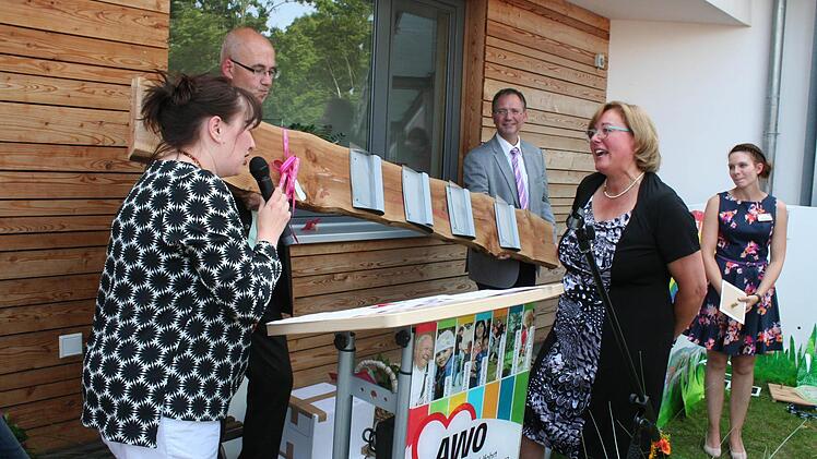 Kita-Leiterin Sabine Brehm (links) übergibt Rita Walker-Ruppert ein Brett für die Flyer der Bücherei - Foto: Evi Seeger