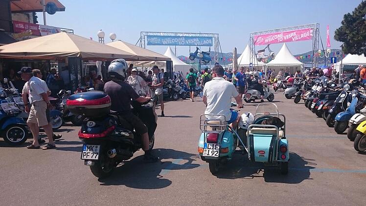 Ein Erlebnis war für Michael und Silke Auer die Teilnahme an den Vespa World Days im kroatischen Biograd. Das Bild zeigt Michael Auer (rechts) bei der Einfahrt auf das Festivalgelände. Im Beiwagen sitzt Hundedame Naomi.