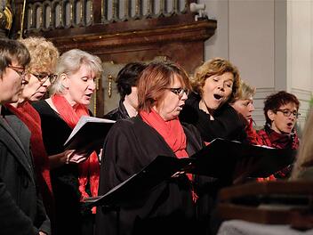 Der Chor "Belcanto" unter der Leitung von Cäcilia Kühnlein bei seinem Auftritt in der Sulzthaler Pfarrkirche. Fotos: Gerd Schaar
