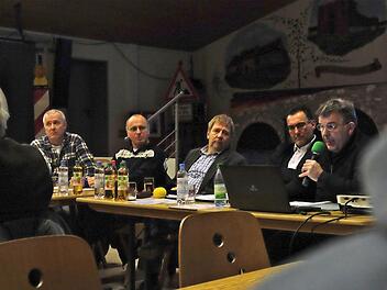 Klaus Peter Straub, Matthias Wacker, Jürgen Eisentraut, Thomas Hack und Bernd Müller stellten sich den Fragen der Anwohner. Foto: Gerd Schaar