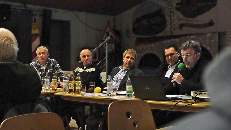 Klaus Peter Straub, Matthias Wacker, Jürgen Eisentraut, Thomas Hack und Bernd Müller stellten sich den Fragen der Anwohner. Foto: Gerd Schaar