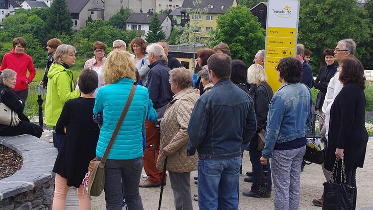 Christina Zehnter führte durch den entstandenen Kräuterlehr- und Schaugarten. Foto: Heike Schülein