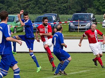 Der SV Buchbach (rote Trikots) und der FSV Ziegelerden waren lange in der Relegation gefordert, konnten den Abstieg in die A-Klasse jedoch nicht verhindern. Am Freitag sind sie in der ersten Pokalrunde nur Außenseiter. Foto: Archiv/Heinrich Weiß