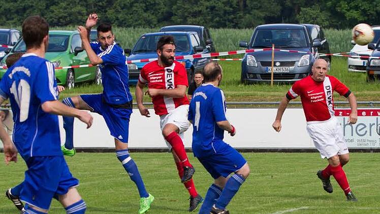 Der SV Buchbach (rote Trikots) und der FSV Ziegelerden waren lange in der Relegation gefordert, konnten den Abstieg in die A-Klasse jedoch nicht verhindern. Am Freitag sind sie in der ersten Pokalrunde nur Außenseiter. Foto: Archiv/Heinrich Weiß