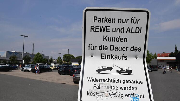 ... während sie an der Ecke Pödeldorfer/Brennerstraße für die Dauer des Einkaufs gilt. Foto: Ronald Rinklef