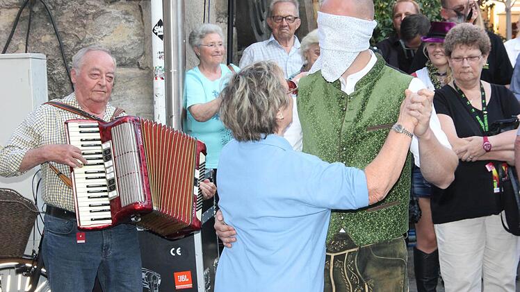 ... dann musste er ein Tänzchen wagen... Foto: Sebastian Martin