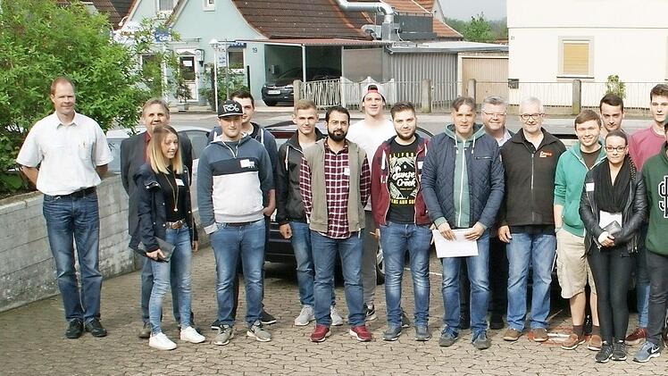 Zwei Tage lang fand an der Berufsschule Verkehrssicherheit auf dem Stundenplan. Insgesamt 60 Schülerinnen und Schüler durchliefen das Projekt "Eva" der Verkehrswacht, das auch von sechs Fahrschulen aus dem Landkreis unterstützt wurde. Unser Bild zeigt die erste Gruppe mit "Eva"-Moderator Rolf Hoffmann, Kurt Helbig von der Schulleitung (von links) und den Fahrlehrern.  Fotos: Sabine Weinbeer