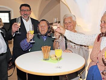 Schlüsselfelds Altbürgermeister Georg Zipfel (Zweiter von links mit Frau Helga) ist einer der Väter der Partnerschaft. Im Bild mit ungarischen Gästen Foto: Evi Seeger