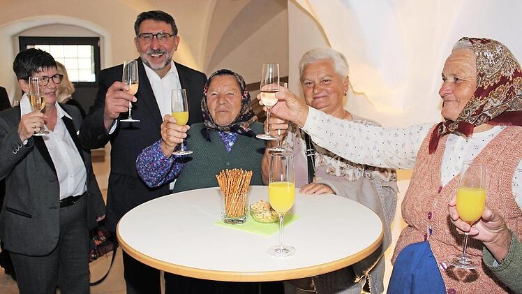 Schlüsselfelds Altbürgermeister Georg Zipfel (Zweiter von links mit Frau Helga) ist einer der Väter der Partnerschaft. Im Bild mit ungarischen Gästen Foto: Evi Seeger